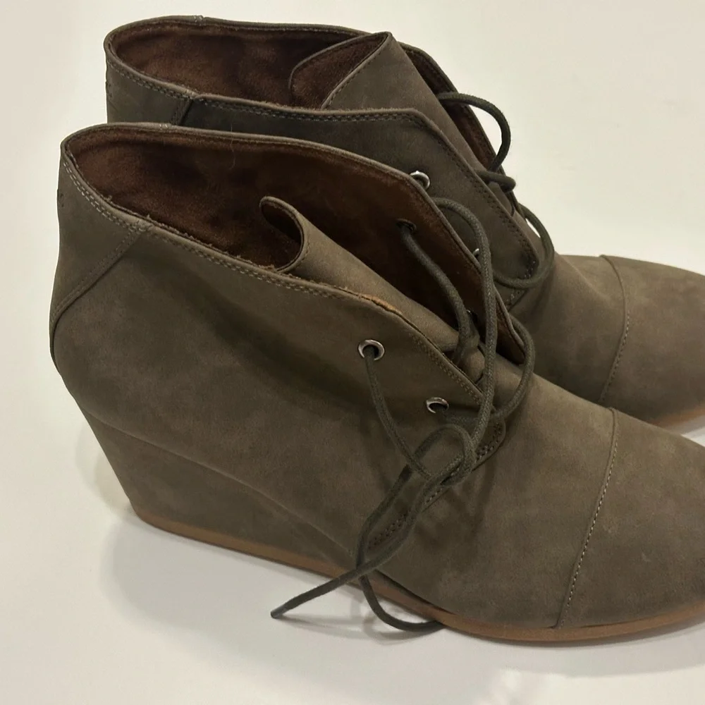 TOMS Women's Suede Desert Wedge Ankle Booties‎